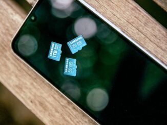 Smartphone resting on a wooden bench. Photo by Samsung Memory on Unsplash.